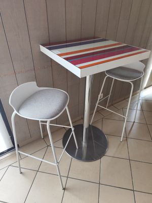 Table haute en bois stratifié et piètement métal et deux tab…