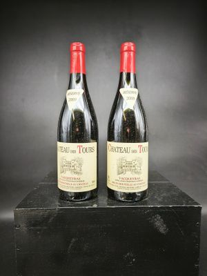 deux bouteilles de vin posées sur une boîte noire