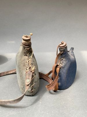 deux bouteilles posées l'une à côté de l'autre sur une table