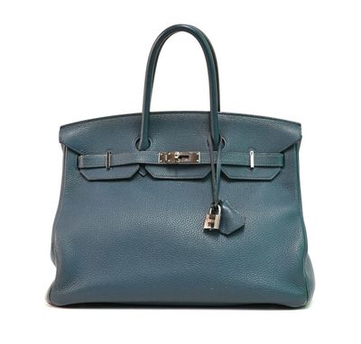 un sac à main en cuir bleu sur fond blanc