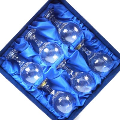 six verres à vin dans une boîte bleue posée sur une surface blanche