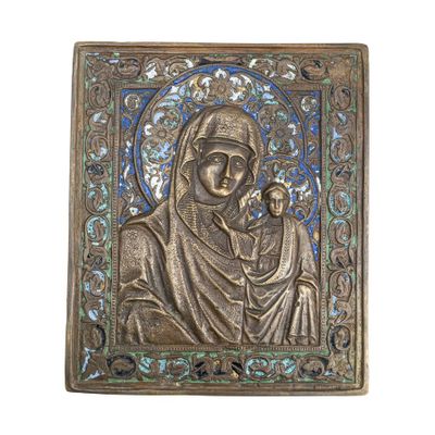 une plaque métallique représentant une femme tenant un enfant dans ses bras