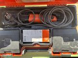 une boîte à outils contenant tout un tas de fils