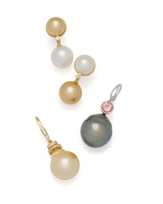 trois paires de boucles d'oreilles en perles et en or sur fond blanc