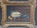 une photo d'un tableau représentant un bol de nourriture posé sur une table