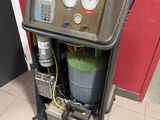 une machine posée par terre près d'un mur rouge