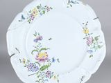 une image représentant une assiette sur laquelle sont peintes des fleurs