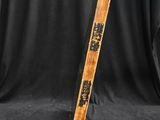 une vieille batte de baseball posée sur un tissu noir