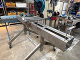 une photo d'une machine en train de scier du bois dans un atelier