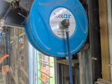 un tuyau bleu fixé sur le côté d'un immeuble