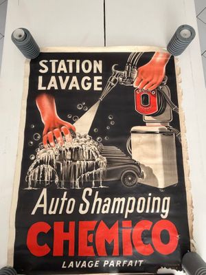 une vieille affiche représentant une main en train de laver une voiture dans un garage