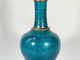 un vase bleu posé sur une table