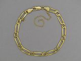 un bracelet en chaîne d'or avec un fermoir en forme de cœur