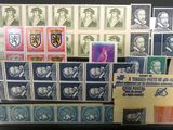 un ensemble de timbres et d'enveloppes exposés sur une table