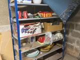 une étagère sur laquelle sont posés de nombreux objets, dans une pièce