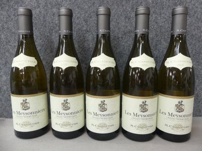 six bouteilles de vin sont alignées sur une table