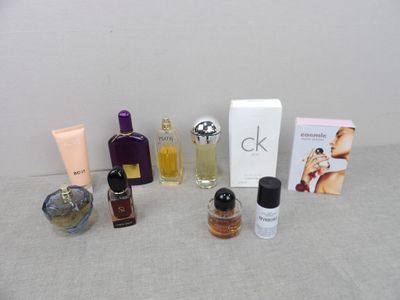 de nombreux parfums différents, disposés les uns à côté des autres sur une table