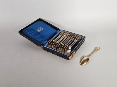 des couverts dans un étui bleu, avec une cuillère et un repose-cuillère