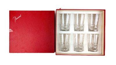six verres à shot dans une boîte rouge avec un couvercle rouge