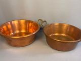 paire de casseroles et poêles anciennes en cuivre avec poignées