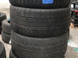 plusieurs pneus empilés les uns sur les autres dans un garage