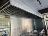une grande plaque de cuisson en acier inoxydable dans une cuisine