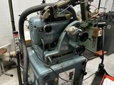 une machine posée sur une table dans une pièce