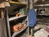 une pièce remplie de nombreux objets différents