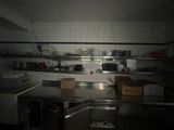 une cuisine offrant beaucoup d'espace de plan de travail