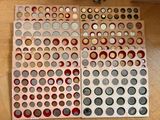 beaucoup de pièces dans une boîte posée sur une table