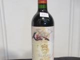 une bouteille de vin posée sur une table