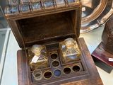 une petite boîte en bois contenant quelques bouteilles
