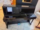 un piano posé à même le sol dans la pièce