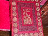 deux livres posés sur une table, dont l'un a une couverture rouge