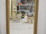 un miroir posé sur le sol d'une pièce