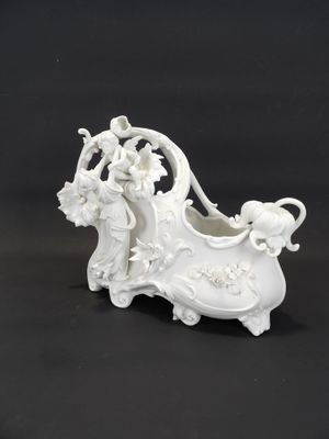 Jardinière en biscuit à décor d'une mère à son enfant.