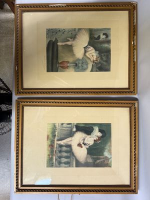 deux photos encadrées représentant une femme assise sur une chaise