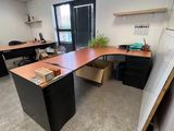 une photo d'un bureau avec un bureau et une chaise