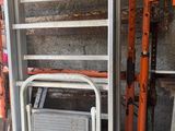une pile d'échelles posées contre un mur