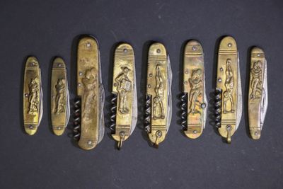 six types de couteaux différents sont alignés sur une surface noire