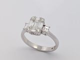 gros plan d'une bague en diamant sur fond blanc