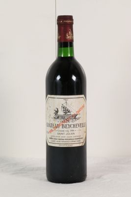 une bouteille de vin posée sur une table