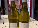 deux bouteilles de vin blanc posées sur une table