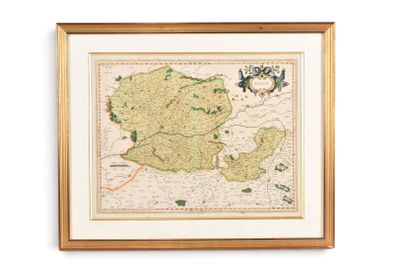 une vieille carte de l'Irlande dans un cadre doré accrochée à un mur blanc