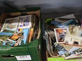 une boîte remplie de cartes postales posée par terre