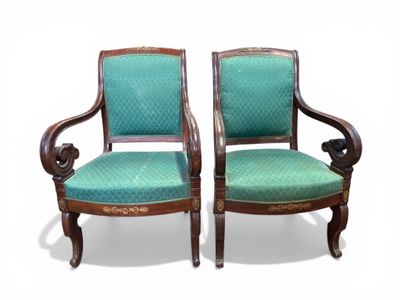 une paire de chaises en bois sculpté, recouvertes de tissu turquoise, recouvertes de tissu turquoise, recouvertes de tissu turquoise, recouvertes de tissu turquoise, recouvertes de tissu turquoise, recouvertes de tissu turquoise, recouvertes de tissu turquoise