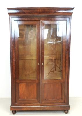 une image d'une armoire en bois avec des portes en verre