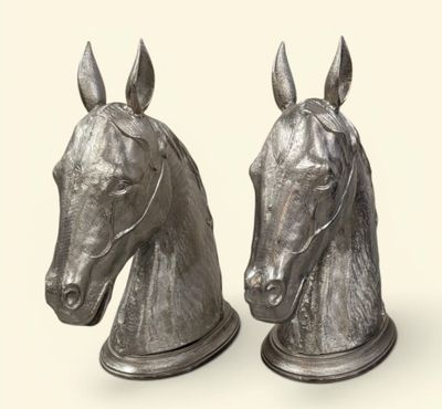 Paire de têtes de chevaux en métal argenté et chromé XXe siè…