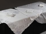 une table recouverte d'une nappe blanche et d'une nappe blanche
