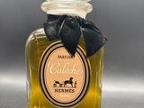 gros plan d'un flacon de parfum sur une table